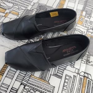Sketchers black flats, extremely comfortable, like new. Size 8.5